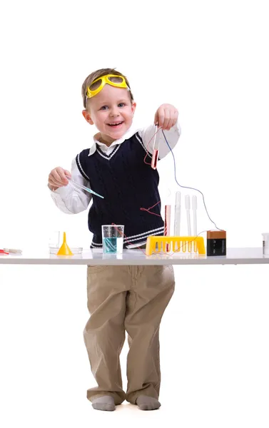 Jonge Jongen Uitvoeren Van Experimenten Met Batterij Kleine Lamp — Stockfoto