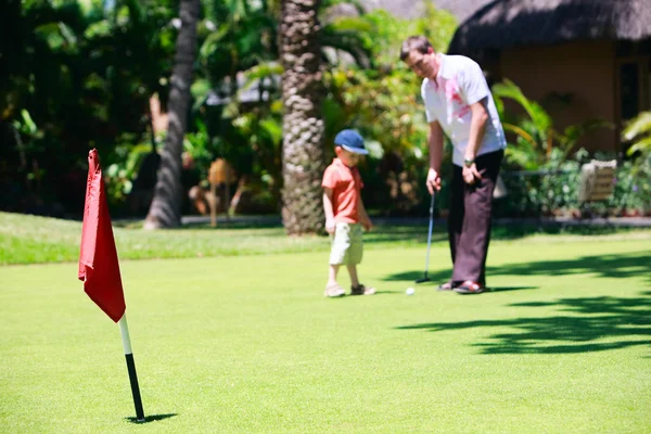 Baba Oğul Golf Oynuyor Bayrağı Üzerinde Odaklanmak — Stok fotoğraf