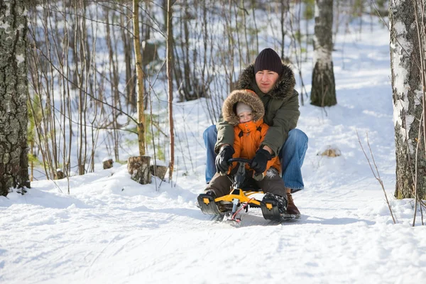 冬の週末 父と息子の美しい冬の日ソリ — ストック写真