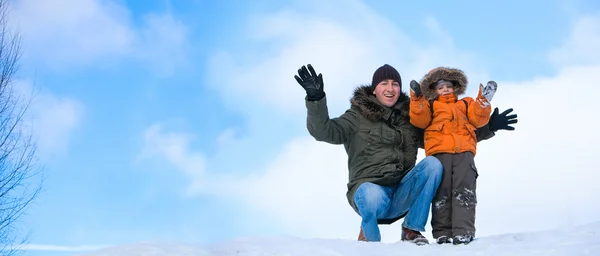 冬季周末 父亲和儿子上美丽的冬天天户外的全景 — 图库照片