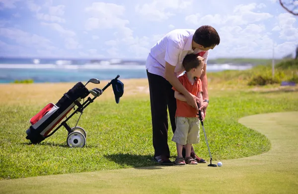父亲教他的儿子如何打高尔夫球 — 图库照片