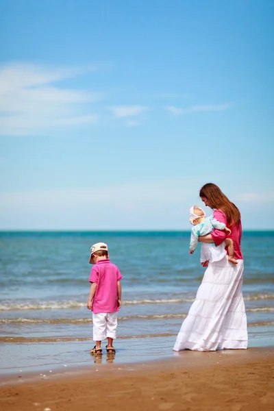 Jovem Mãe Com Dois Filhos Praia — Fotografia de Stock