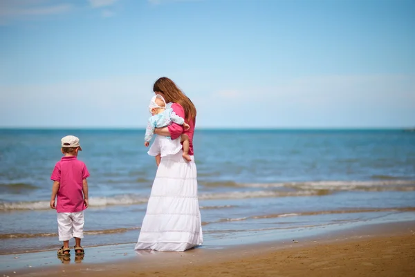 Giovane Madre Con Due Bambini Spiaggia — Foto Stock