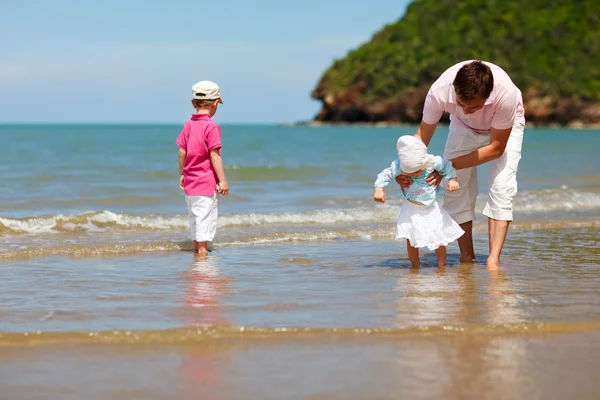年轻的父亲和两个孩子在沙滩上 — 图库照片