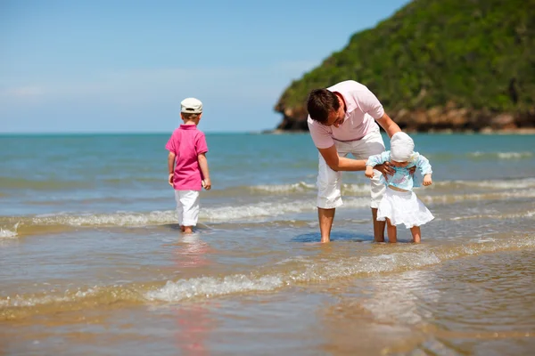 Giovane Padre Con Due Figli Spiaggia — Foto Stock