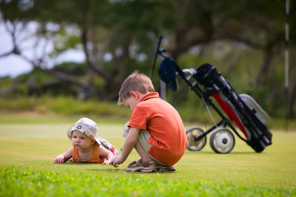 Dwa Urocze Dzieci Gry Golfa Czeka Pole — Zdjęcie stockowe