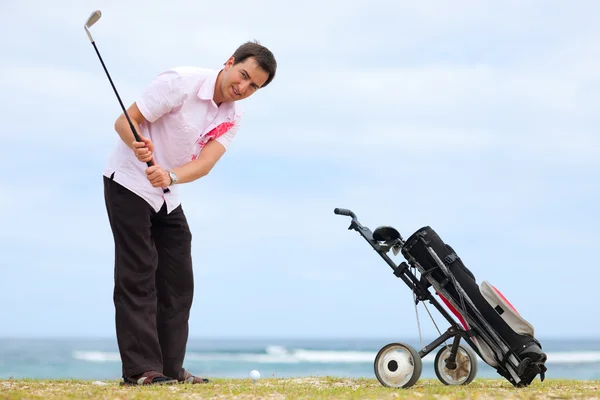 Fiatalember Közel Óceán Trópusi Golfpályán Játszik Golf — Stock Fotó