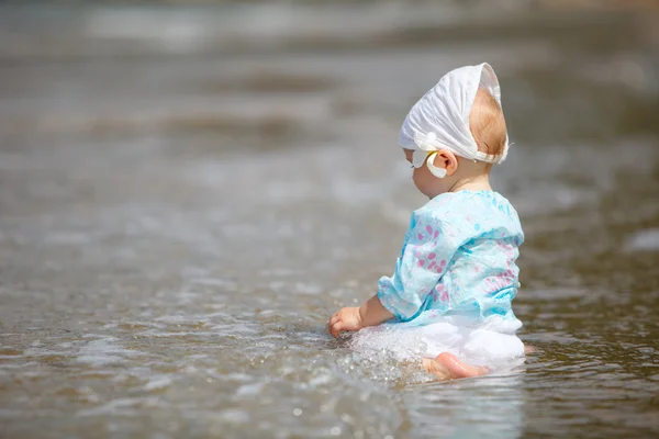Baby at the beach — Stock Photo, Image