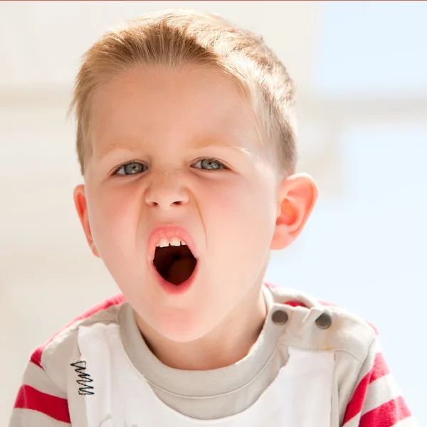 Портрет Чотирирічного Сердитого Хлопчика — стокове фото
