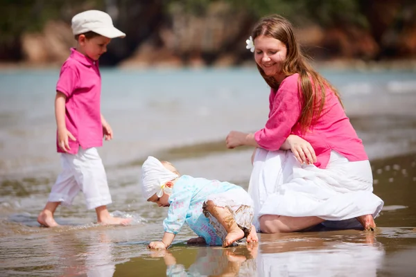Junge Mutter Mit Zwei Kindern Strand — Stockfoto