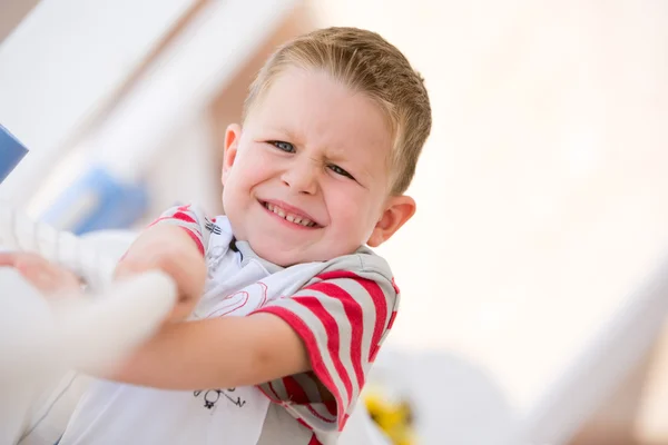 Четырехлетний Мальчик Тянет Собой Ребенка — стоковое фото
