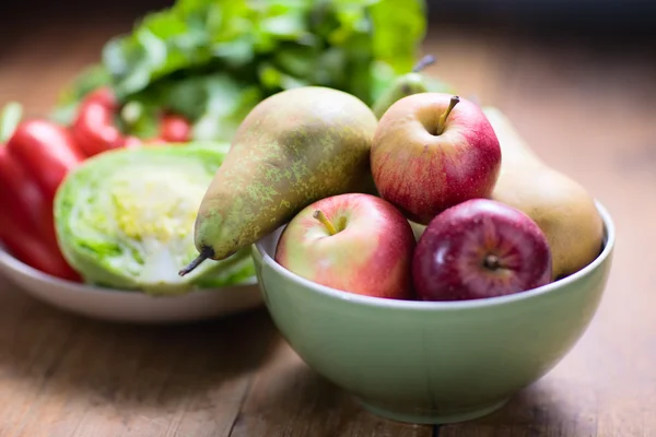 木のテーブルの上の新鮮な果物や野菜 — ストック写真