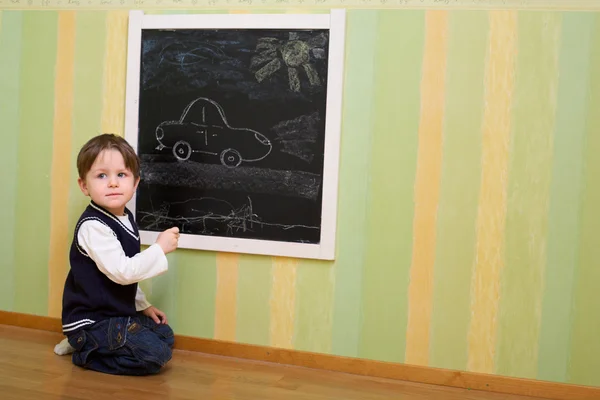 Милий Річний Хлопчик Малює Машину Дошці — стокове фото