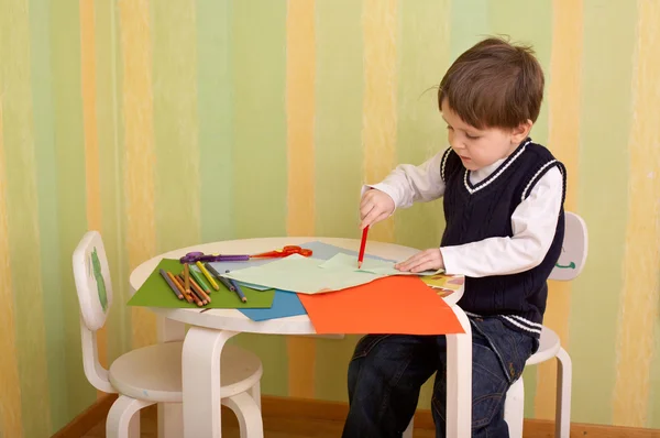 Момент Творчості Маленький Хлопчик Створює Твори Мистецтва Олівцями Кольоровим Папером — стокове фото
