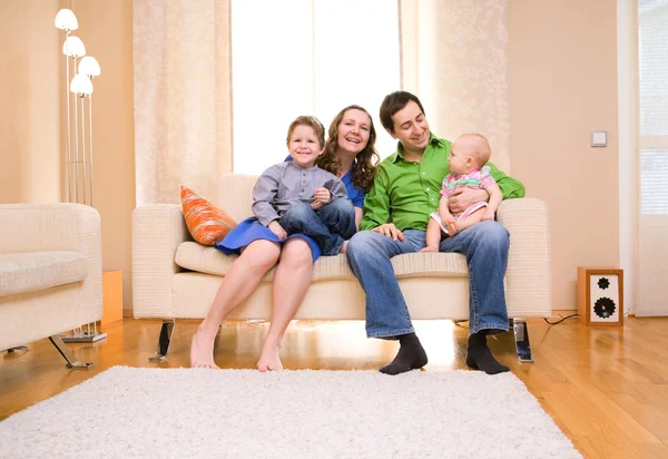 Glückliche Junge Vierköpfige Familie Genießt Die Zeit Hause — Stockfoto