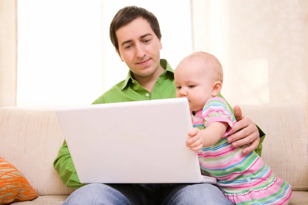 Vader Werkt Aan Laptop Thuis Terwijl Babysit Zijn Dochter — Stockfoto