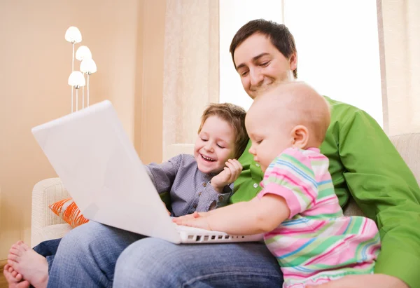 Οικογένεια με laptop — Φωτογραφία Αρχείου