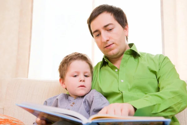 Padre Hijo Leyendo Libro Juntos Casa —  Fotos de Stock