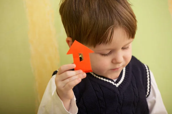 Lat Chłopiec Mały Dom Kolor Papieru Nożyczki — Zdjęcie stockowe