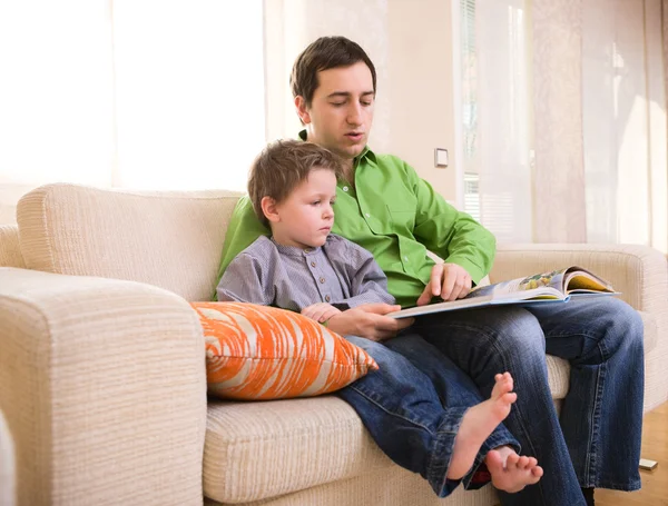 Πατέρας Και Γιος Διαβάζοντας Βιβλίο Μαζί Στο Σπίτι — Φωτογραφία Αρχείου