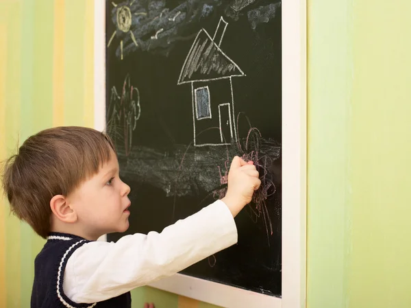 Jähriger Junge Zeichnet Haus Auf Tafel — Stockfoto