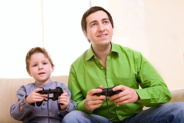 父と息子のビデオゲーム コント ローラーと — ストック写真