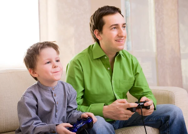 父亲和儿子一起视频游戏控制器 — 图库照片