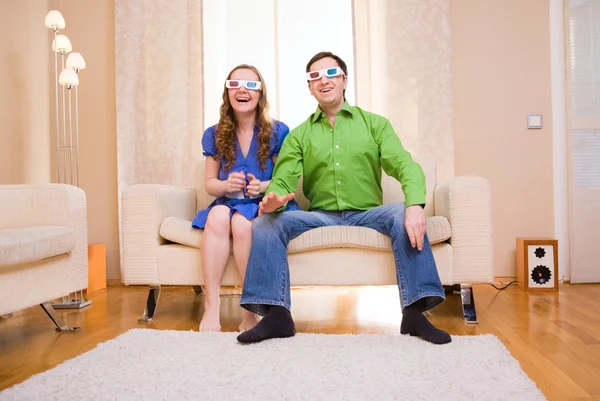 Ευτυχισμένο Ζευγάρι Στο Σπίτι Βλέποντας Την Ταινία Γυαλιά — Φωτογραφία Αρχείου
