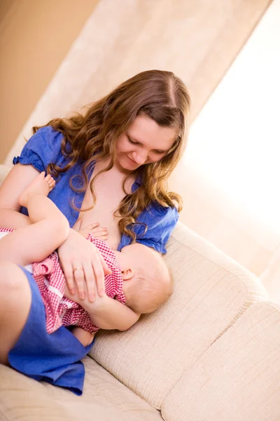 美しい若い母親母乳育児は ヶ月の娘 — ストック写真