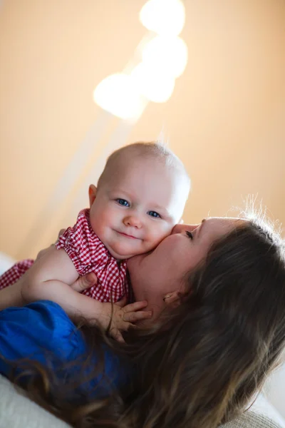 Gelukkig Moeder Baby Dochter Portret Binnenshuis — Stockfoto