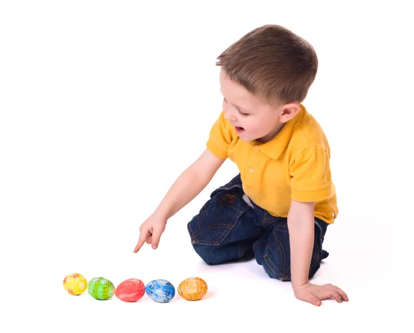Schattig Jaar Oude Jongen Spelen Met Pasen Eieren Geïsoleerd Wit — Stockfoto