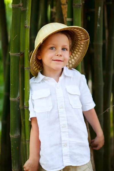 사파리 모자에 있는 소년 — 스톡 사진