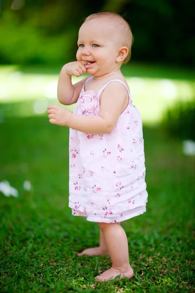 屋外で日当たりの良い夏の日のかわいい赤ちゃん女の子 — ストック写真