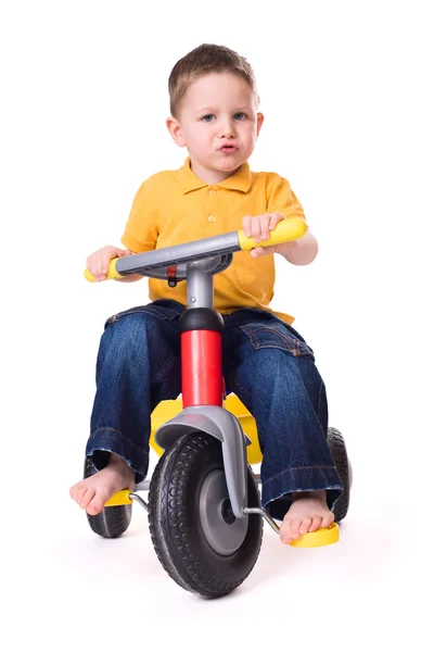 可爱的小男孩骑 轮自行车 在白色背景上孤立 — 图库照片