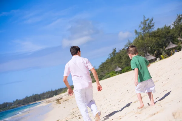 家族での休暇 幸せな父と息子のビーチで 父に焦点を当てる — ストック写真