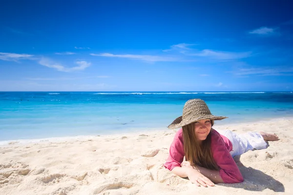 Ευτυχής Νεαρή Γυναίκα Λευκή Άμμο Τροπική Παραλία — Φωτογραφία Αρχείου