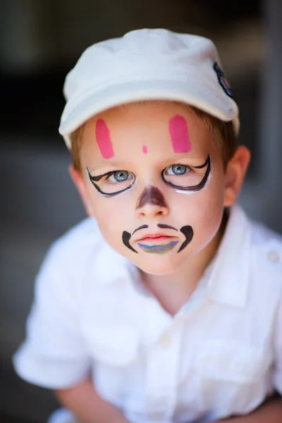 Menino Pequeno Tendo Seu Rosto Pintado Como Pirata — Fotografia de Stock