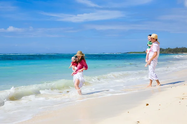 家族での休暇 熱帯の白砂のビーチには つの若い家族 — ストック写真