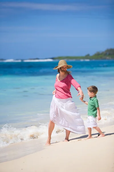 Felice Madre Figlio Sulla Spiaggia Tropicale Sabbia Bianca — Foto Stock