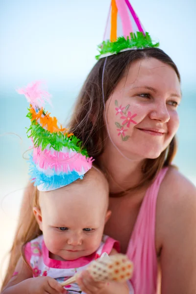 Erste Geburtstagsfeier Mutter Und Ihre Kleine Tochter Auf Geburtstagsfeier — Stockfoto
