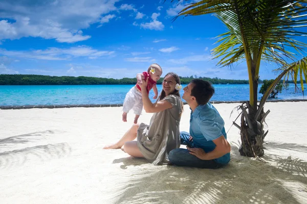家庭度假 三个度假的年轻家庭 用广角镜头拍摄 — 图库照片