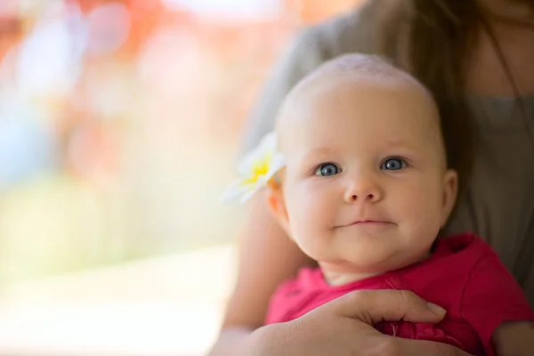 Portret Van Schattige Maanden Oude Babymeisje Met Tropische Bloem Buiten — Stockfoto