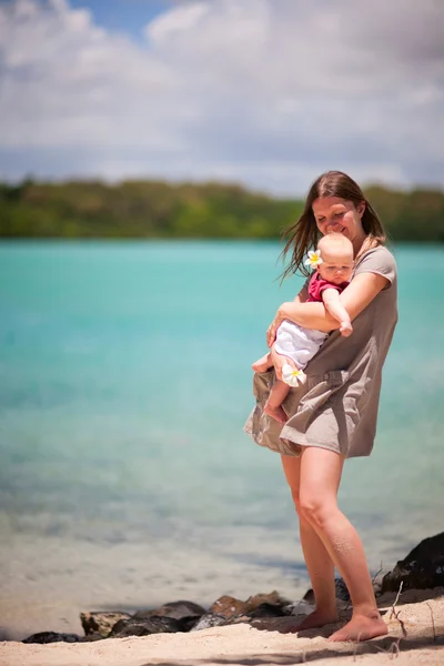若い母親と浜辺の女の赤ちゃん — ストック写真