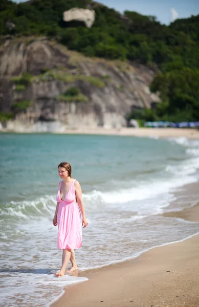 年轻女子热带沙滩散步 — 图库照片