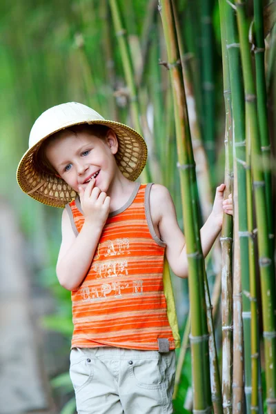 사파리 모자에서 귀여운 소년의 초상화 — 스톡 사진