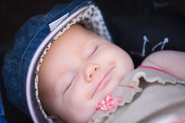 Portret Van Schattig Maanden Oud Slapen Glimlachende Babymeisje Buiten — Stockfoto
