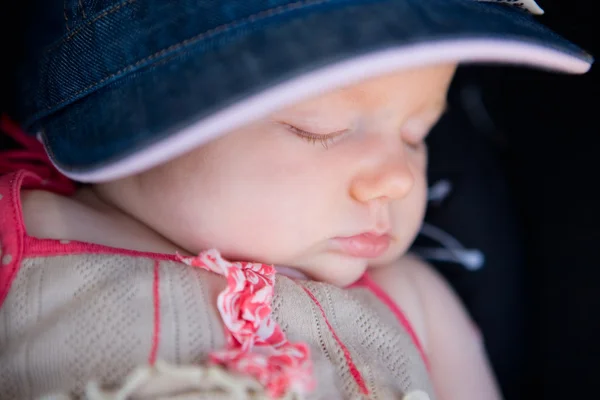 かわいい ヶ月古い赤ん坊少女睡眠屋外の肖像画 — ストック写真