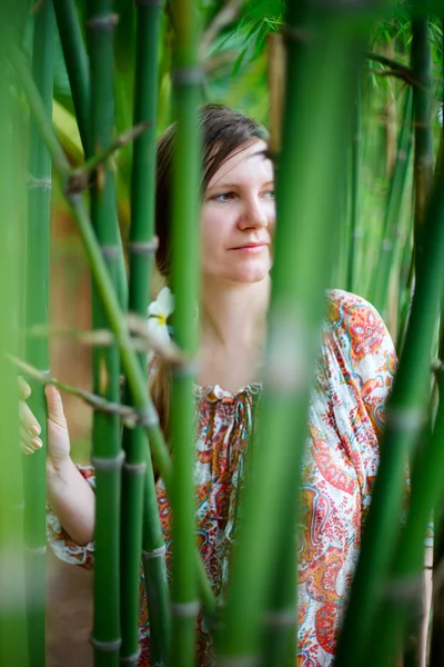 Mooie Jonge Vrouw Verbergen Bamboe — Stockfoto
