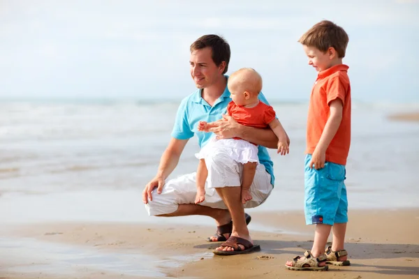 Jonge Vader Met Twee Kinderen Het Strand — Stockfoto