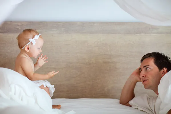 Μικρά Πατέρας Και Χαριτωμένο Κοριτσάκι Μιλάμε Άλλο Στο Κρεβάτι — Φωτογραφία Αρχείου
